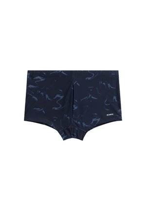 Granatowe kąpielówki wykonane z elastycznego materiału, wyróżniające się subtelnym abstrakcyjnym wzorem w różnych odcieniach niebieskiego oraz logo w dolnym rogu.