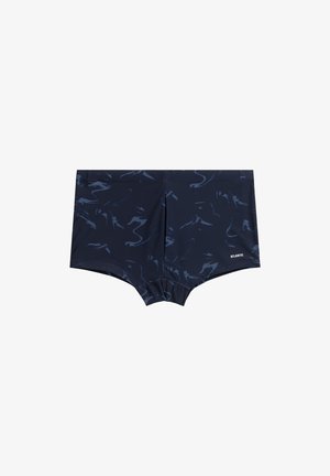 Granatowe kąpielówki wykonane z elastycznego materiału, wyróżniające się subtelnym abstrakcyjnym wzorem w różnych odcieniach niebieskiego oraz logo w dolnym rogu.