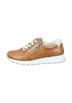 Baskets en cuir tan avec accents blancs, présentant une fermeture éclair sur le côté, un bout rond et des coutures texturées. La semelle en caoutchouc offre une durabilité.