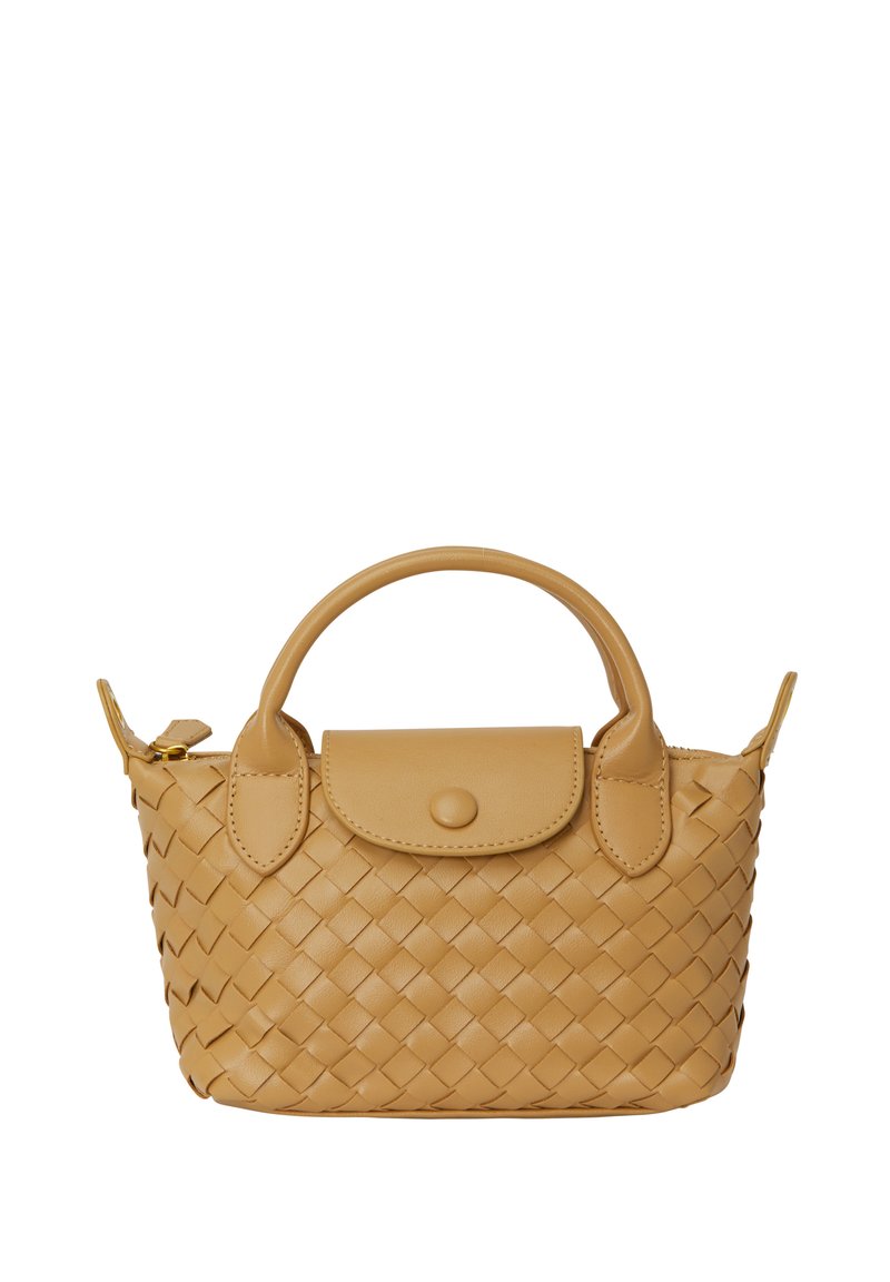 Borsa in pelle intrecciata di colore giallo senape, con manico arrotondato, chiusura a soffietto con bottone e una piccola tracolla removibile.