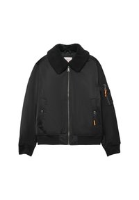 Zwarte bomberjack met een fuzzy kraag, rits aan de voorkant, twee zijzakken, een oranje accent op de zak, en ribgebreide boorden en onderkant.