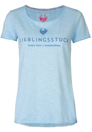 Camiseta de manga corta azul claro hecha de una suave tela de punto. Presenta un cuello redondo y un texto impreso "LIEBLINGSSSTÜCK" en azul más oscuro.