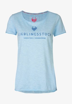 Camiseta de manga corta azul claro hecha de una suave tela de punto. Presenta un cuello redondo y un texto impreso "LIEBLINGSSSTÜCK" en azul más oscuro.