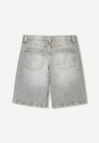 Pantaloncini corti in denim grigio con finitura sbiadita, caratterizzati da un taglio dritto, design a cinque tasche e orlo sfrangiato. Un capo classico per un abbigliamento casual.
