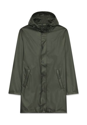 Tmavozelený pršiplášť s kapucňou, vyrobený z vodoodolného materiálu. Obsahuje cvoky a dve bočné vrecká s klopami. Hladká textúra.