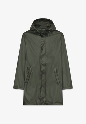 Sötétzöld esőkabát kapucnival, vízálló anyagból készült. Cipzárral záródik, és két oldalsó zsebbel rendelkezik, amelyek fedéllel készültek. Simaszerkezetű.
