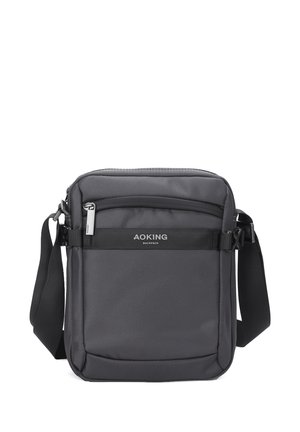Borsa a tracolla nera con superficie texturizzata, scomparti con zip, tracolla regolabile e etichetta con logo sul davanti. Forma rettangolare compatta.