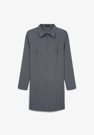 Grau, langärmliges Hemdkleid mit Kragen, Frontreißverschluss und seitlichen Schlitzen. Glattes Material mit minimalen Nähten und taillierter Passform.