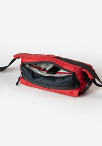 Borsa impermeabile rossa dal design elegante, con un interno grigio e cerniere nere. Sono visibili una tracolla regolabile e numerosi scomparti.