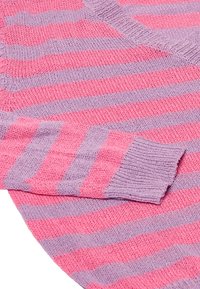 Maglione lavorato a maglia con strisce orizzontali in rosa e lavanda. Texture morbida con polsini a coste e un design con scollatura ampia.