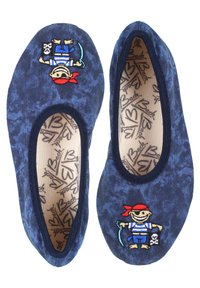 Marineblaue Stoffslipper mit einem gestickten Piratenmotiv auf der Spitze und strukturiertem Innenfutter. Verfügt über elastische Öffnungen für einen guten Sitz.