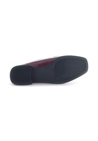 Bordeaux leren schoen met een gladde afwerking, ronde neus en een platte zwarte rubberen zool met textuurpatronen voor grip.