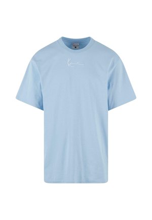 Lys blå bomulds t-shirt med afslappet pasform, korte ærmer og et hvidt logo design på brystet. Glat tekstur og rund halsudskæring.