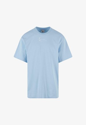 Helles blaues Baumwoll-T-Shirt mit lässigem Schnitt, kurzen Ärmeln und einem weißen Logodesign auf der Brust. Glatte Textur und Rundhalsausschnitt.