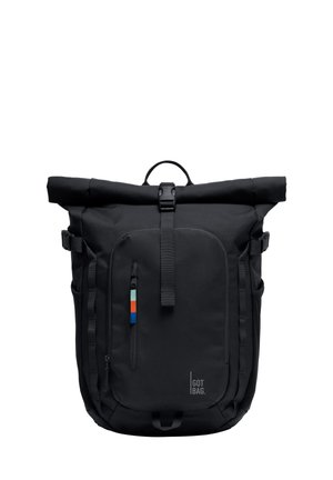 Schwarzer Rolltop-Rucksack mit Frontreißverschlusstasche, Schnallenverschluss am Gurt, seitlichen Kompressionsriemen und einem kleinen bunten Anhänger am Reißverschluss.