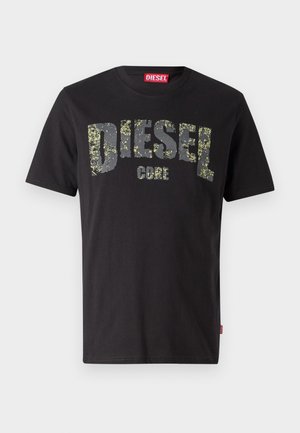 T-shirt in cotone nero con un logo "DIESEL" in grigio in stile rovinato e un motivo verde-giallo, colletto rotondo e maniche corte.