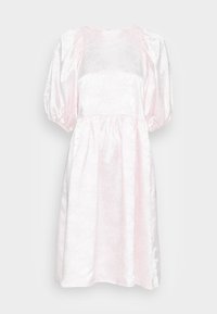 Vestido rosa com mangas bufantes feito de cetim, com uma textura suave e brilhante, possuindo uma cintura franzida e um padrão floral subtil.