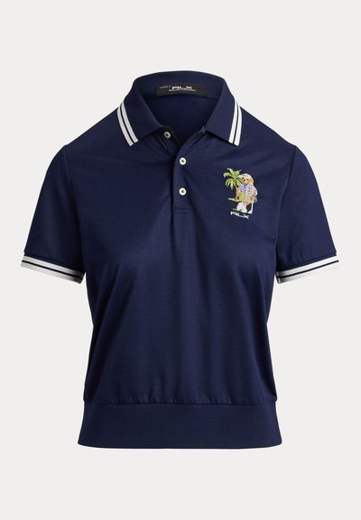 Μπλε σκούρο πόλο μπλουζάκι με λευκή ριγωτή γιακά και μανίκια, με πολύχρωμο κεντημένο σχέδιο με βραδύποδα και φοίνικα στο στήθος.