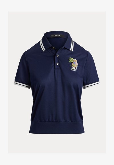 Μπλε σκούρο πόλο μπλουζάκι με λευκή ριγωτή γιακά και μανίκια, με πολύχρωμο κεντημένο σχέδιο με βραδύποδα και φοίνικα στο στήθος.