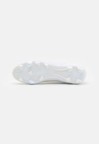 adidas Performance F50 CLUB FLEXIBLE GROUND - Kemény talajra készült futballcipő - footwear white/gold metallic