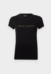 T-shirt noir à manches courtes et col rond avec l'inscription « ARMANI EXCHANGE » en lettres dorées centrée sur le devant.