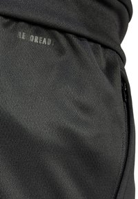 Zwarte stoffen shorts met een gladde textuur, verstelbare elastische tailleband, zijzak met rits en "AEROREADY" branding.