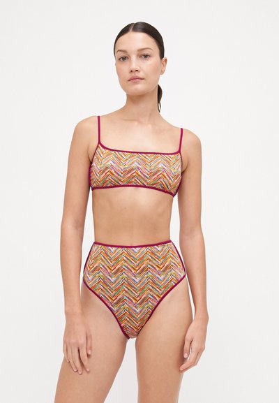 Bikini set s vysokým pasem, který má vícebarevný šikmý vzor a jednobarevný bordó lem. Vyrobeno z elastického materiálu. Čtvercový výstřih.