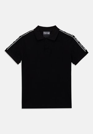 Polo shirt nera in cotone, con colletto, tre bottoni e nastro con logo bianco lungo le spalle. Vestibilità regolare con maniche corte.