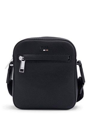 Borsa a tracolla in pelle nera texturizzata con tasca frontale con cerniera, tracolla regolabile e piccolo logo BOSS sopra la tasca.