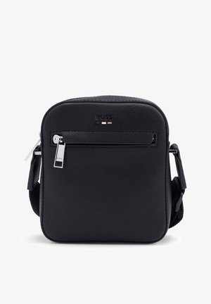Borsa a tracolla in pelle nera texturizzata con tasca frontale con cerniera, tracolla regolabile e piccolo logo BOSS sopra la tasca.
