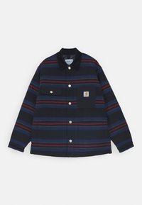 Gestreifte Jacke in Dunkelblau, Rot und Grün. Hergestellt aus einem Stoff mit Knopfverschlüssen und einer Tasche mit einem Logopatch. Weiche Textur.