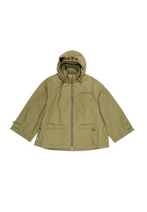 Svetlo olivno zelena jakna s kapuco, sprednja zadrga, širokimi rokavi, nastavljivimi stranskimi zaponkami, dvema spodnjima žepoma s pokrovom in prsnim žepom z režo.