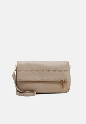 Bolso de mano con pulsera de cuero beige con un bolsillo delantero con cremallera y correa desmontable, mostrado sobre un fondo blanco liso.