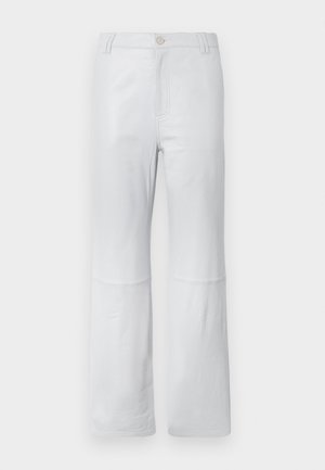 Λευκά, κομμένα παντελόνια από λείο ύφασμα; διαθέτουν μπροστινή τσέπη, ραμμένα ραφές και κούμπωμα με κουμπί. Χωρίς σχέδια ή διακοσμητικά στοιχεία.