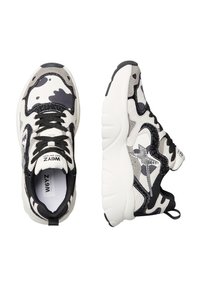 Un paio di sneaker nere, bianche e grigie con un motivo, dotate di suole bianche spesse, lacci visibili e dettagli di marca sulla linguetta e sui lati.