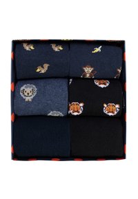 Sei paia di calzini in una confezione regalo. I colori includono blu navy e nero, con motivi di animali: dettagli di scoiattolo, scimmia, leone e tigre.