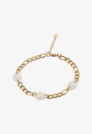 Złota bransoletka łańcuszkowa z trzema błyszczącymi białymi owalnymi koralikami i regulowanym zapięciem z małą grawerowaną zawieszką.