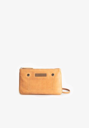Pochette en cuir tan avec une fermeture éclair, dotée de deux accents hexagonaux et d'un détail en maille horizontale à l'avant. Texture lisse, forme rectangulaire.
