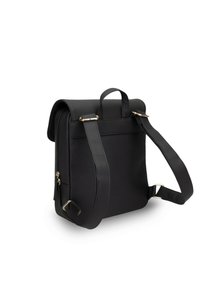 Zwarte leren rugzak met een gestructureerd ontwerp, twee verstelbare schouderbanden, een handvat aan de bovenkant en gouden hardware accenten.