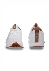 Weiße Sportschuhe mit strukturiertem Mesh-Obermaterial, braunen Lederakzenten und Gummisohle. Verfügt über flache Schnürsenkel und eine Zuglasche an der Ferse.