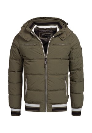 Olijfgroene pufferjack met een capuchon, voorzien van meerdere ritszakken, ribgebreide manchetten en een gestreepte onderrand. Getextureerd, gewatteerd patroon overal.