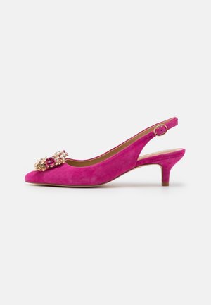 Roze suède slingback schoen met een spitse neus, een lage hak en decoratieve bloemenversieringen aan de voorkant. Verstelbare enkelband.