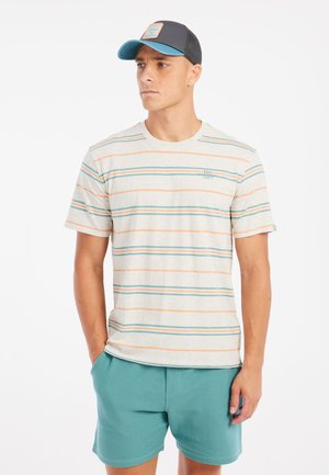 Gestreepte T-shirt met korte mouwen in lichtbeige met teal en oranje strepen. Draagt bijpassende teal textuurshorts en een grijze pet met een logopatch.