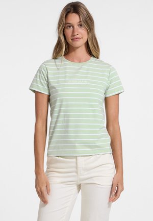 Lichtgroen gestreepte t-shirt met korte mouwen. "Guess Jeans" logo in het wit op de voorkant. Glad katoen, aansluitend ontwerp.