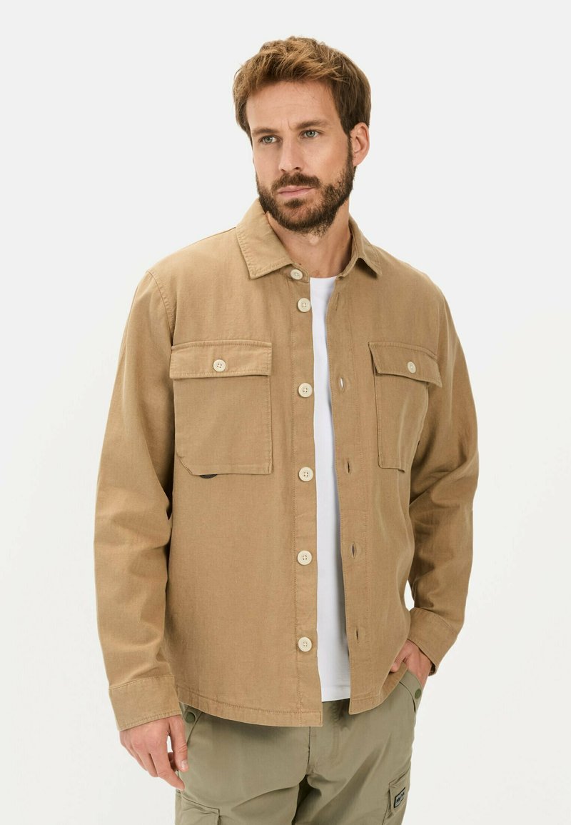 Tan button-up jacket van katoenmix met twee borstzakken. Beschikt over een klassieke kraag, frontknopen en lange mouwen.