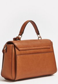 Średni brązowy skórzany torebka na ramię z górną rączką, w strukturalnym kształcie, z metalowymi elementami w złotym kolorze na białym tle.