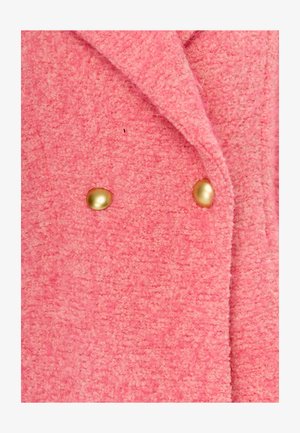 Cappotto fuzzy rosa con finitura testurizzata, caratterizzato da un design doppiopetto e due grandi bottoni dorati come dettagli.