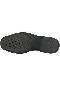 Suela de zapato de goma negra con una superficie lisa, acentos texturizados y perforaciones para transpirabilidad. Presenta un talón afilado y un patrón de pisada detallado.