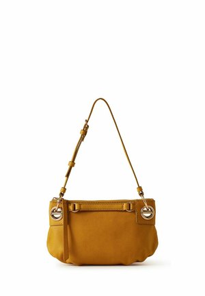 Sac à bandoulière en cuir jaune moutarde avec sangle réglable, fermeture éclair et accents métalliques circulaires argentés de chaque côté.