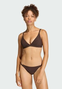 Brązowy bikini z prążkowanym wzorem, zawierający trójkątny top i majtki z wiązaniem po bokach, wykonany z teksturowanej tkaniny, z cienkimi ramiączkami i minimalnym zakryciem.